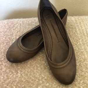 FRYE Women's Agnes Ballet Flat, Taupe/Grey, 8.5